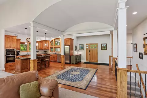 6040 Oakview Ct, Shorewood, MN 55331