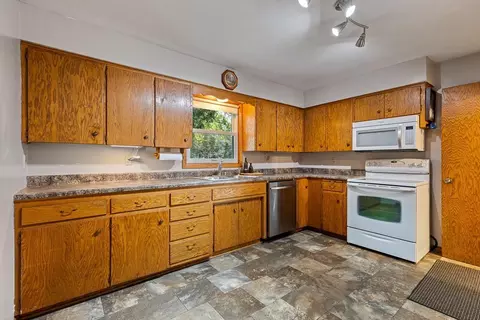 705 S 4th St, Marshall, MN 56258 photo 7
