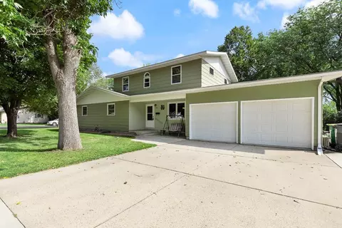 705 S 4th St, Marshall, MN 56258
