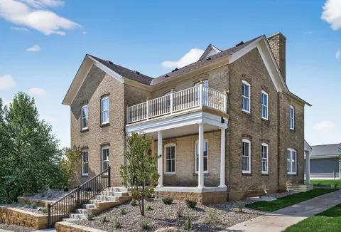 211 N Walnut St, Chaska, MN 55318