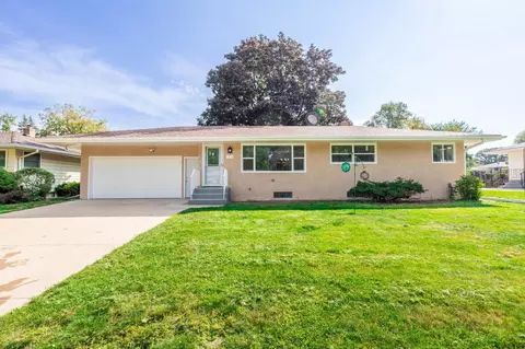 2814 Matilda St, Roseville, MN 55113