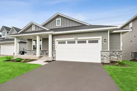 1682 Tyrone Dr, Shakopee, MN 55379
