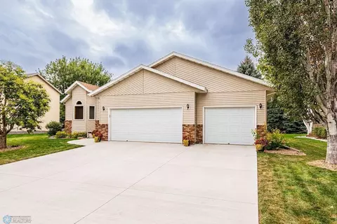 2427 Victoria Rose Dr S, Fargo, ND 58104