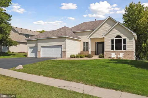 1100 Ridge Bluff Dr, Chaska, MN 55318