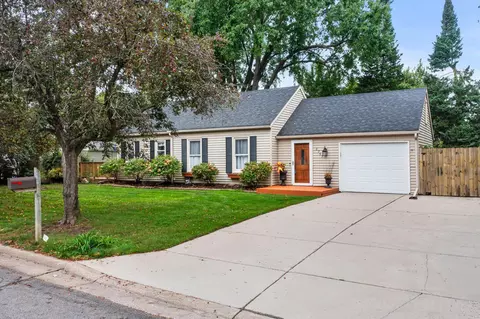 2757 Lakeview Ave, Roseville, MN 55113