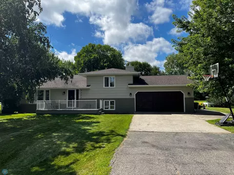 6201 9th St N, Moorhead, MN 56560