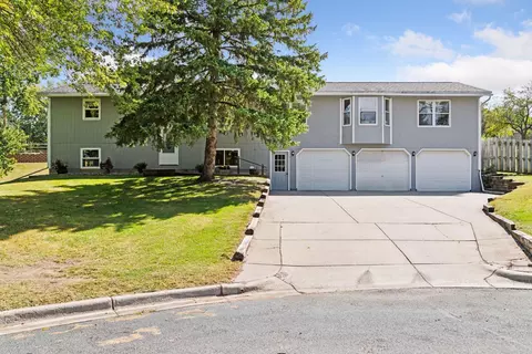 122 Trilane Dr, Norwood Young America, MN 55397