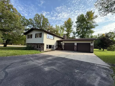 902 Oakmont Dr, Thief River Falls, MN 56701