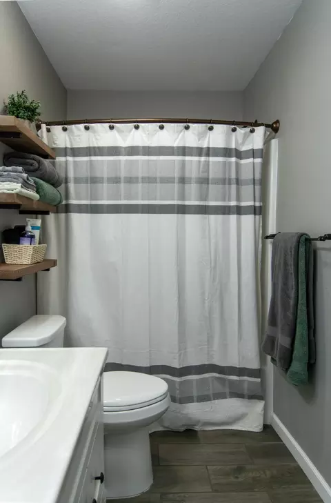 Bath - 10620 Kinder, Brainerd, MN 56401 photo 2 of 5