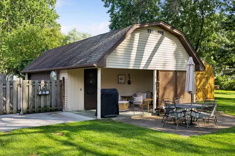 3113 Thurber Rd, Brooklyn Center, MN 55429