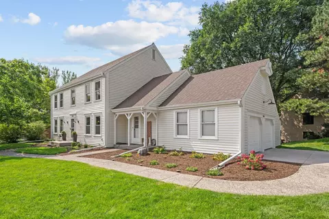 9039 Preserve Blvd, Eden Prairie, MN 55347