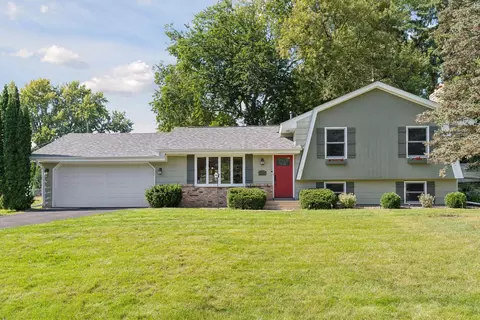 9917 Brookside Cir, Bloomington, MN 55431