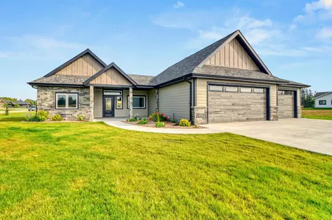 800 Lake Forest Cir, Detroit Lakes, MN 56501