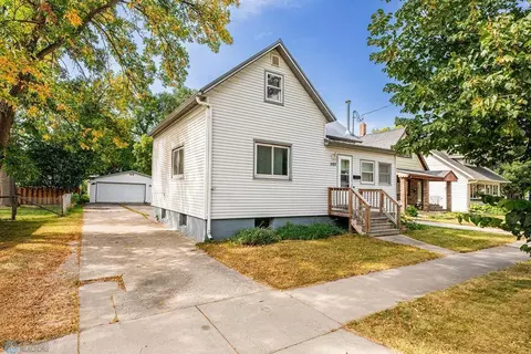 1107 10th St S, Fargo, ND 58103