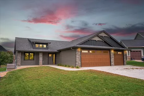 1633 Rolling Hills Ln, River Falls, WI 54022