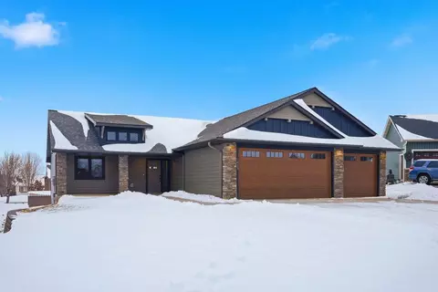 1633 Rolling Hills Ln, River Falls, WI 54022