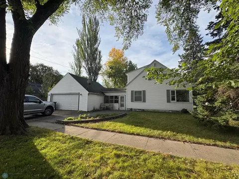 1402 4th St S, Moorhead, MN 56560