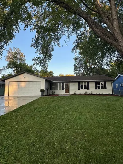 735 Sunset St SW, Hutchinson, MN 55350