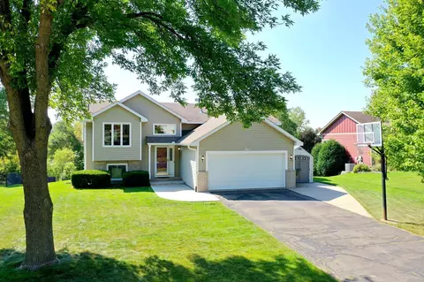 17476 Grove Ave, Lakeville, MN 55044