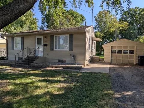1015 College St, Northfield, MN 55057