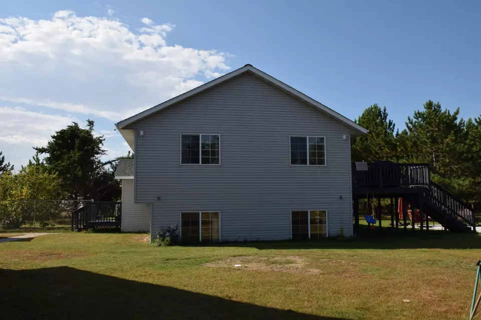 Exterior - 913 Thomas Rd SW, Bemidji, MN 56601 photo 7 of 10
