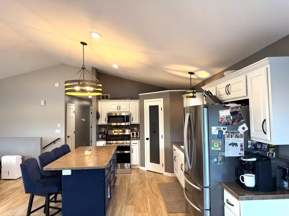 Kitchen - 913 Thomas Rd SW, Bemidji, MN 56601 photo 4 of 6