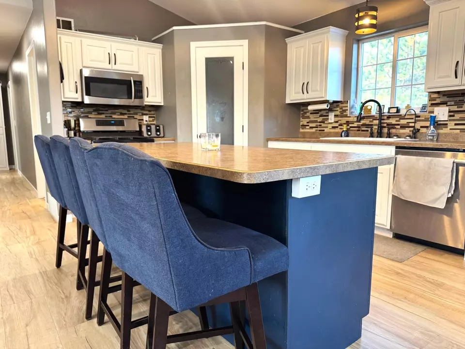 Kitchen - 913 Thomas Rd SW, Bemidji, MN 56601 photo 3 of 6