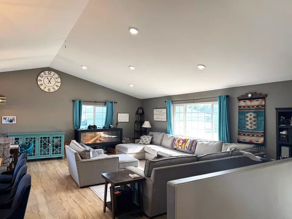 Living - 913 Thomas Rd SW, Bemidji, MN 56601 photo 1 of 8