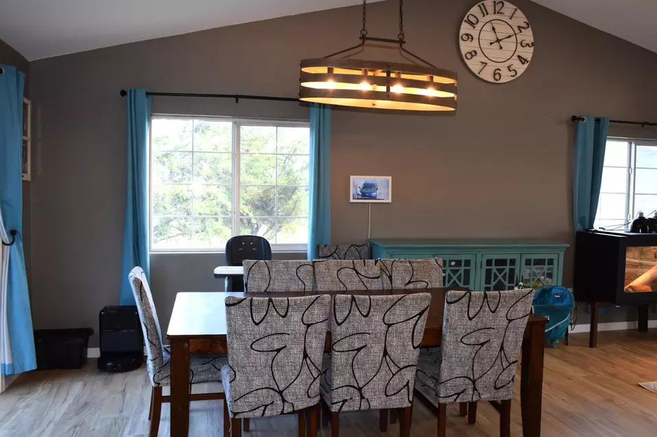Dining - 913 Thomas Rd SW, Bemidji, MN 56601 photo 2 of 4