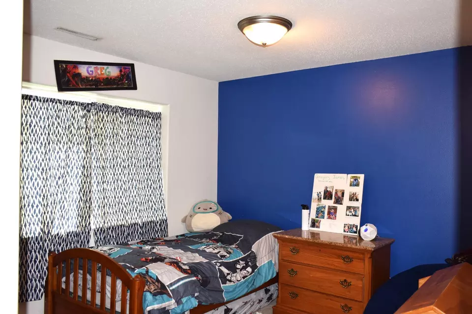 Bedroom - 913 Thomas Rd SW, Bemidji, MN 56601 photo 6 of 7