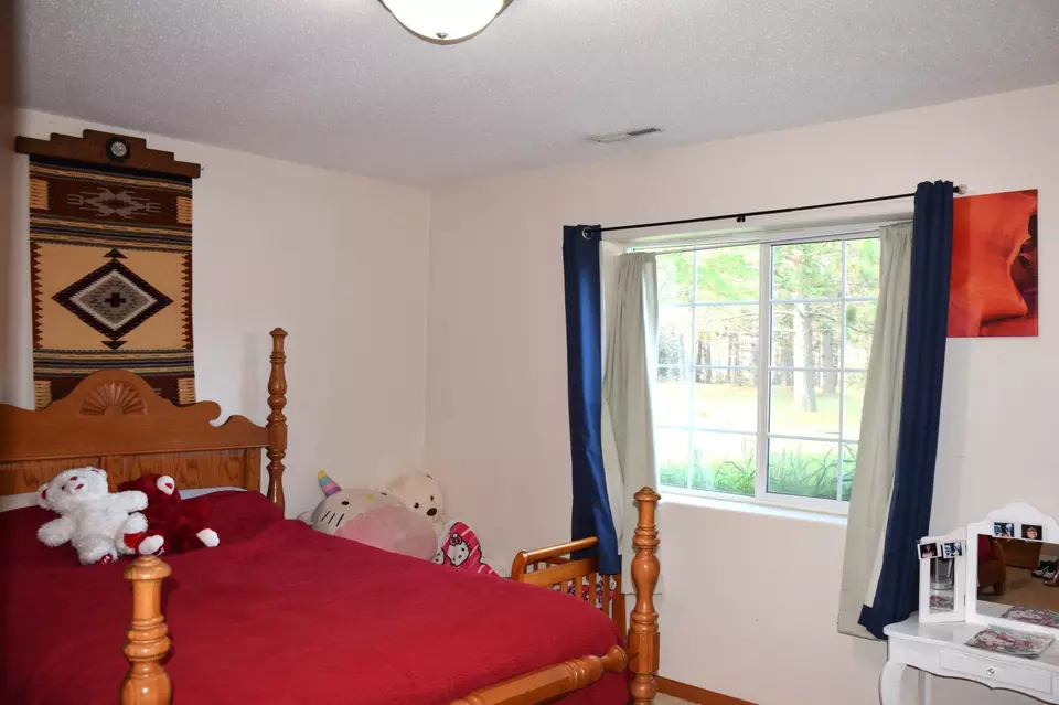 Bedroom - 913 Thomas Rd SW, Bemidji, MN 56601 photo 7 of 7