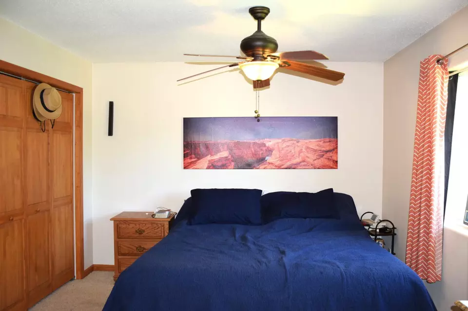 Bedroom - 913 Thomas Rd SW, Bemidji, MN 56601 photo 2 of 7