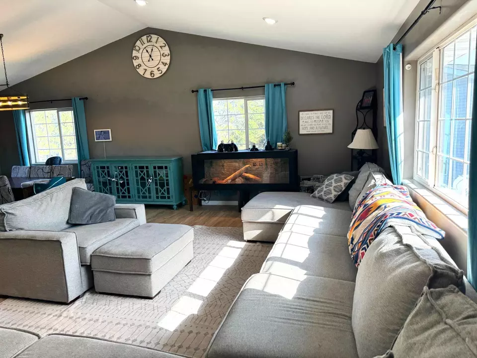 Living - 913 Thomas Rd SW, Bemidji, MN 56601 photo 3 of 8