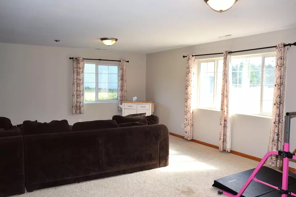 Living - 913 Thomas Rd SW, Bemidji, MN 56601 photo 5 of 8