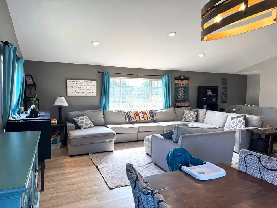 Living - 913 Thomas Rd SW, Bemidji, MN 56601 photo 2 of 8