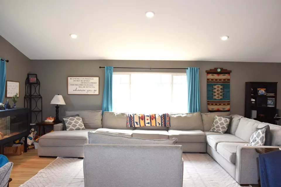 Living - 913 Thomas Rd SW, Bemidji, MN 56601 photo 4 of 8