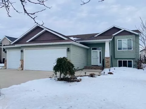 2002 S 35 Street Cir S, Moorhead, MN 56560