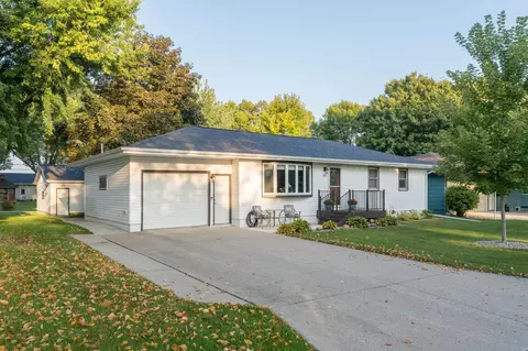 617 9th St, Gaylord, MN 55334