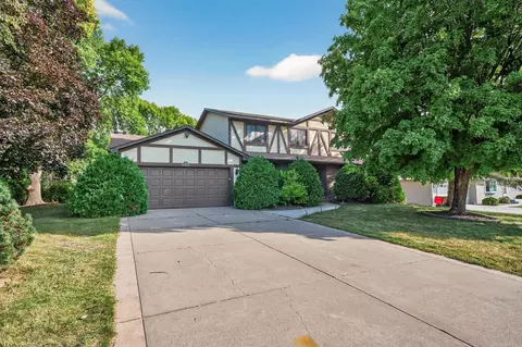 3925 Gresham Cir N, Oakdale, MN 55128