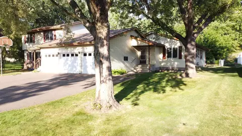 6860 8th Street Ln N, Oakdale, MN 55128