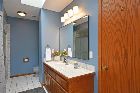 Bath - 1865 Deer Hills Trl, Eagan, MN 55122 photo 2 of 3