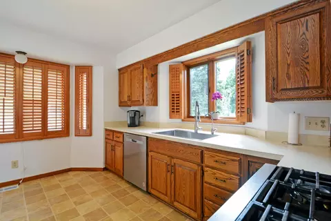 Kitchen - 1865 Deer Hills Trl, Eagan, MN 55122 photo 2 of 3