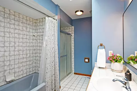Bath - 1865 Deer Hills Trl, Eagan, MN 55122 photo 3 of 3