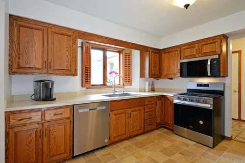 Kitchen - 1865 Deer Hills Trl, Eagan, MN 55122 photo 1 of 3