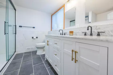 Bath - 1865 Deer Hills Trl, Eagan, MN 55122 photo 1 of 3