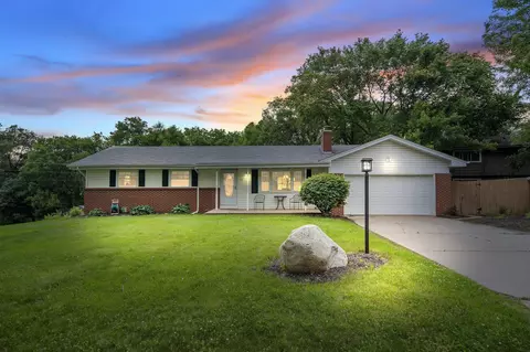 521 Unique Dr, Burnsville, MN 55337