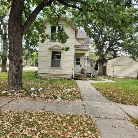 810 5th St NW, Austin, MN 55912