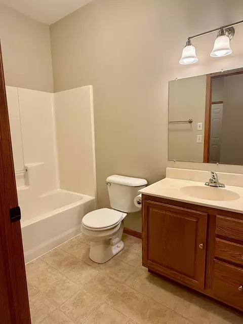 Bath - 2908 9th Ave SE, Willmar, MN 56201 photo 3 of 3