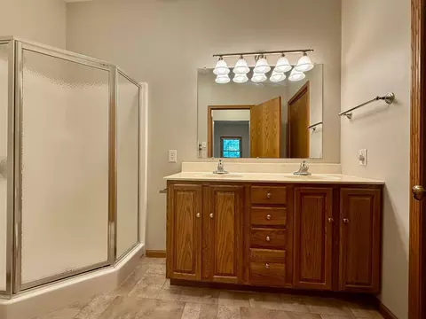 Bath - 2908 9th Ave SE, Willmar, MN 56201 photo 1 of 3