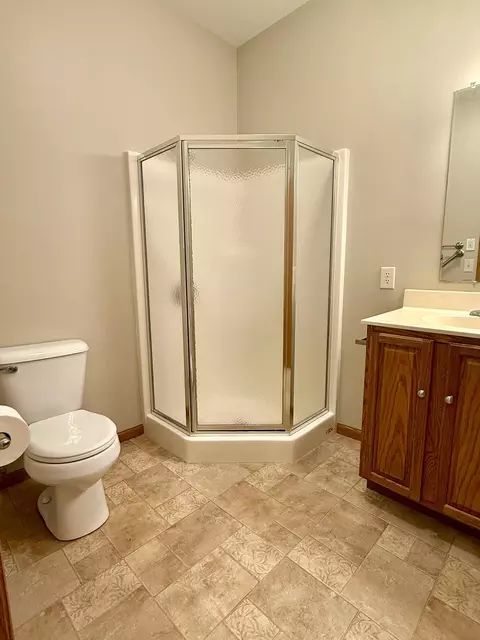 Bath - 2908 9th Ave SE, Willmar, MN 56201 photo 2 of 3
